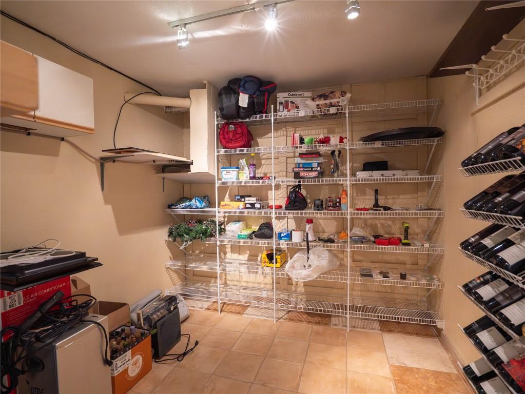 3-6811 Cottonwood Drive, Osoyoos, BC - Indoor With Storage