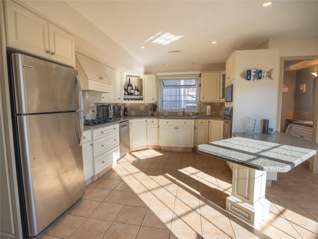 3-6811 Cottonwood Drive, Osoyoos, BC - Indoor Photo Showing Kitchen