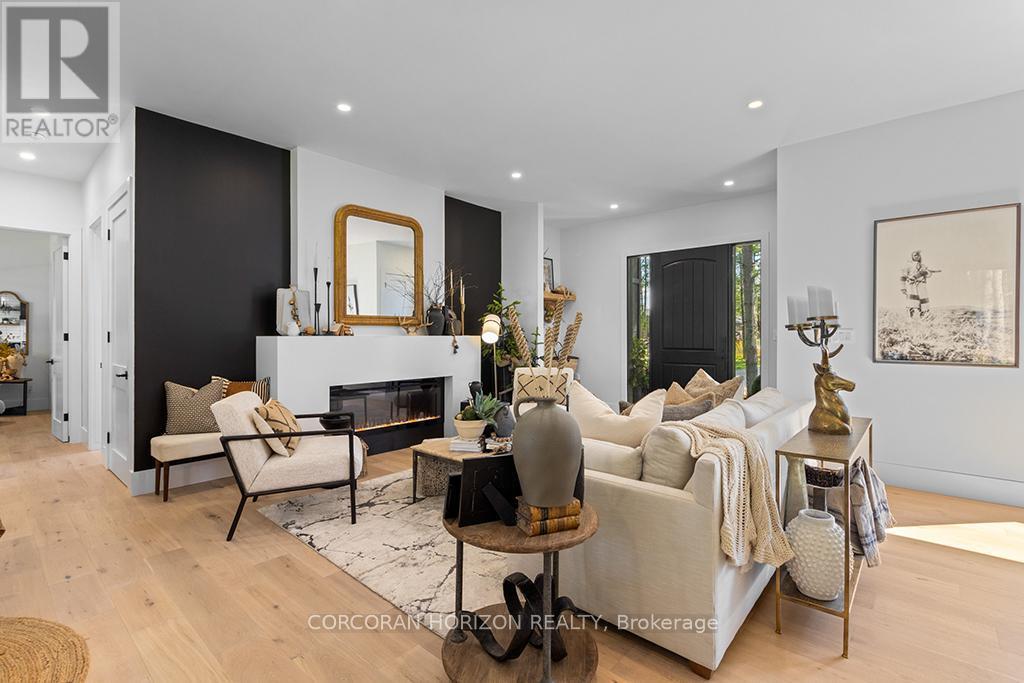 107 Louise Creek Crescent, West Grey, ON - Indoor Photo Showing Living Room