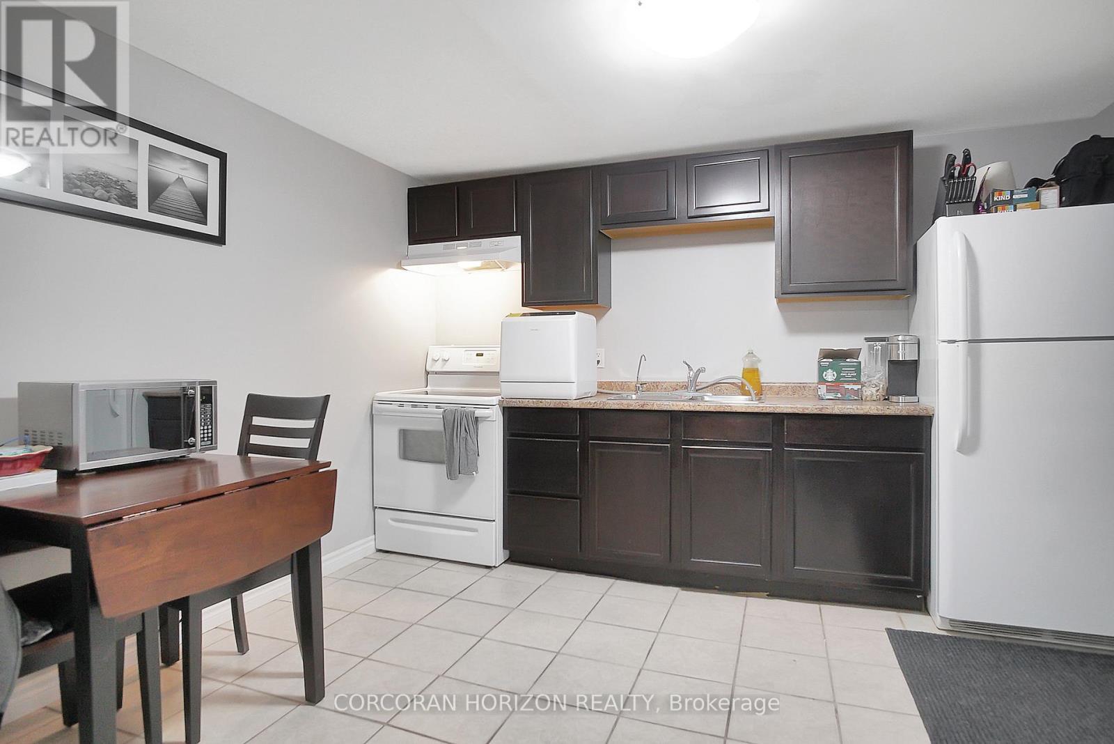17 Shaw Avenue W, Cambridge, ON - Indoor Photo Showing Kitchen