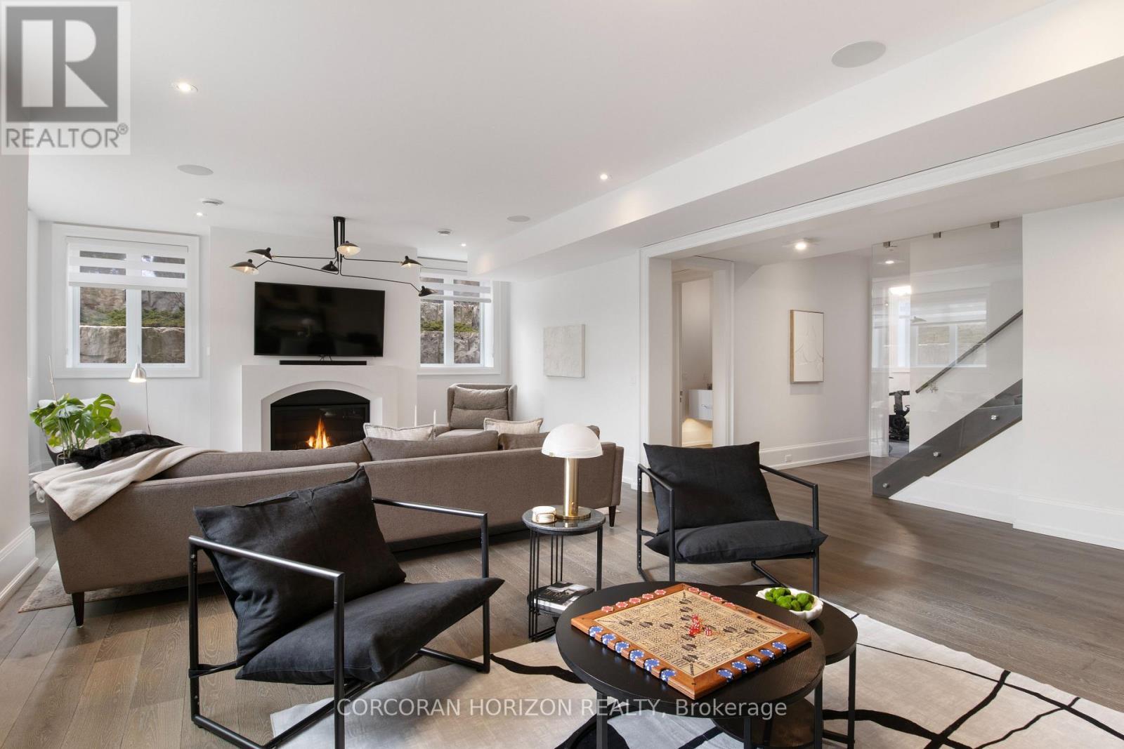 31 Reid Court, Puslinch, ON - Indoor Photo Showing Living Room With Fireplace