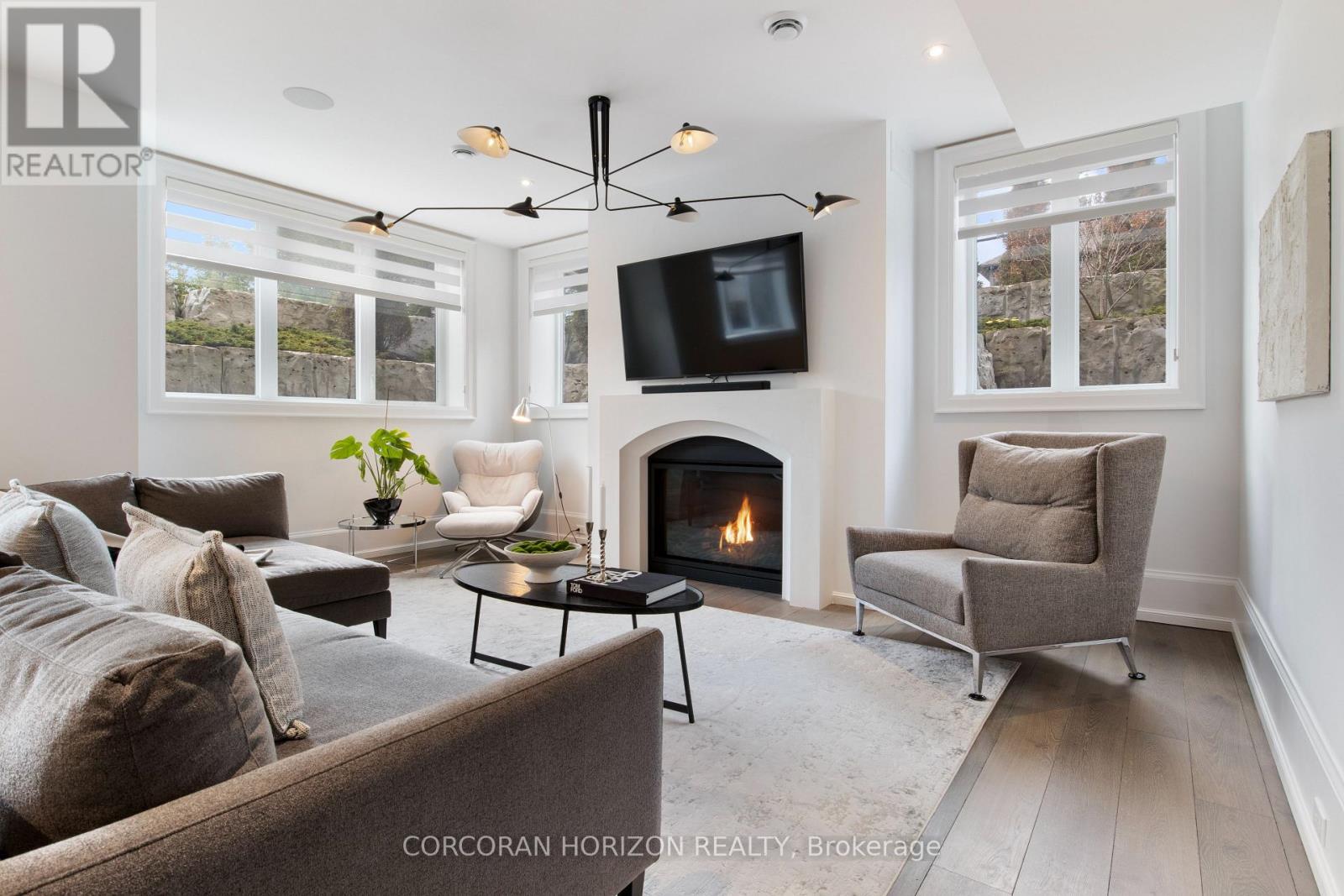 31 Reid Court, Puslinch, ON - Indoor Photo Showing Living Room With Fireplace