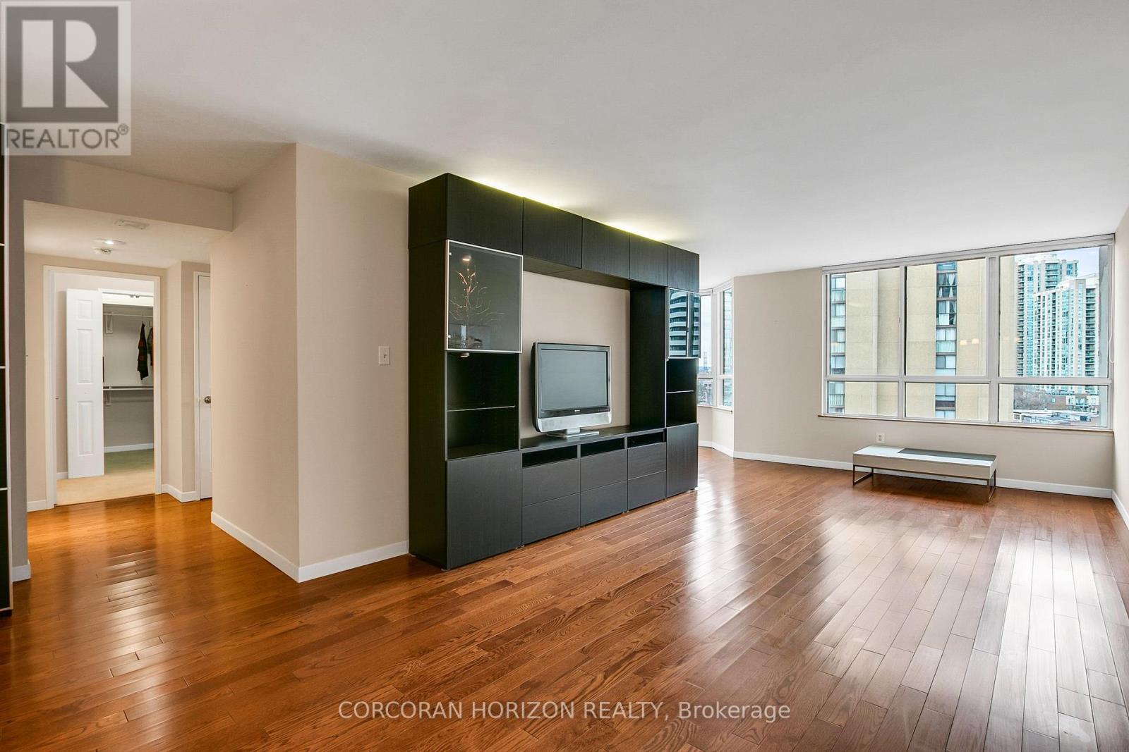 1001 - 5444 Yonge Street, Toronto, ON - Indoor Photo Showing Living Room
