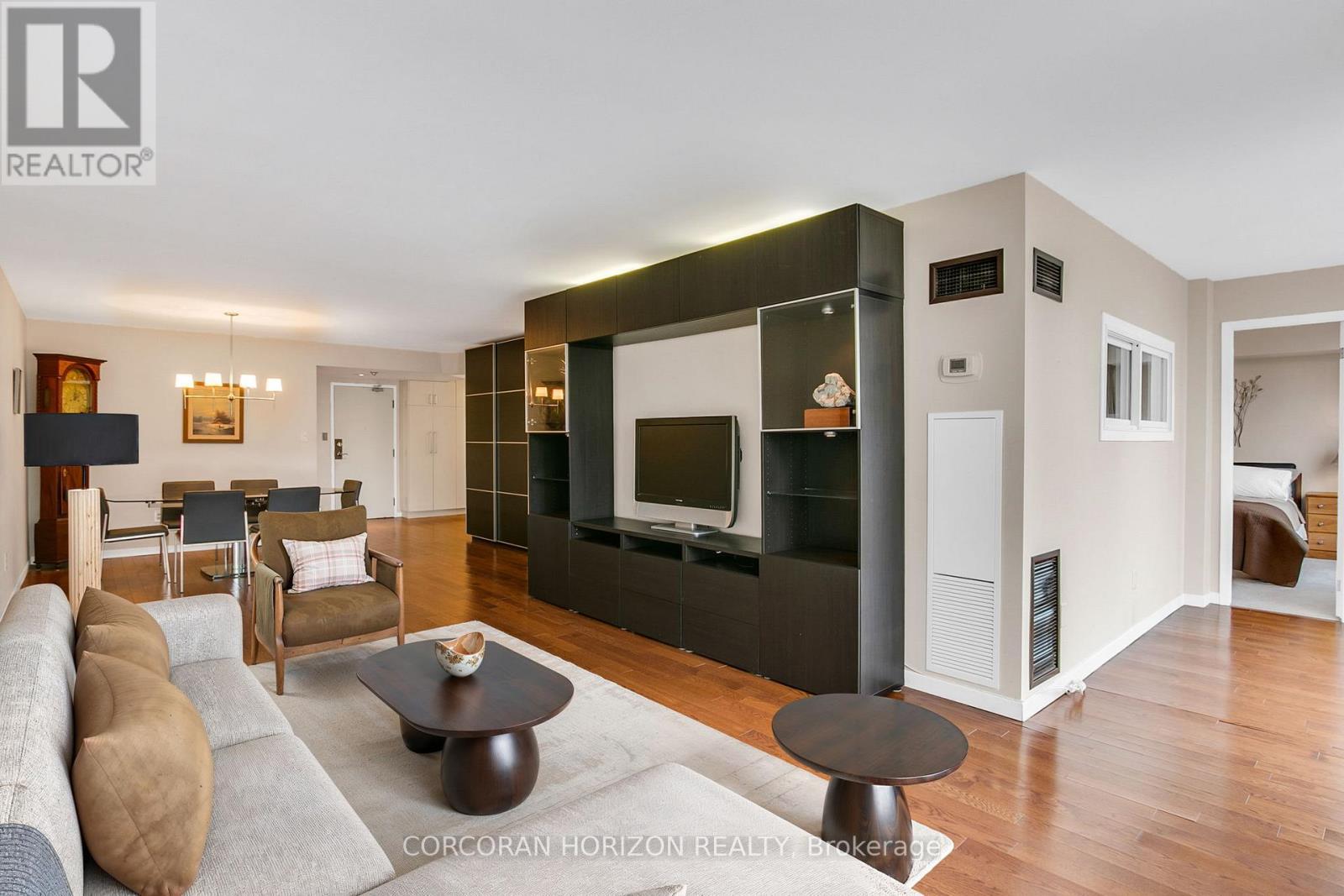 1001 - 5444 Yonge Street, Toronto, ON - Indoor Photo Showing Living Room