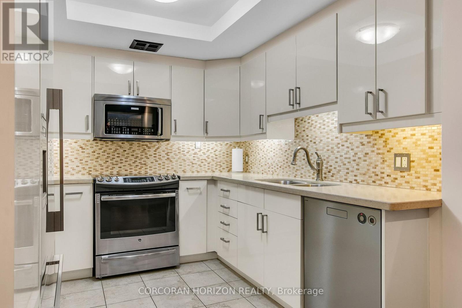 1001 - 5444 Yonge Street, Toronto, ON - Indoor Photo Showing Kitchen With Double Sink With Upgraded Kitchen