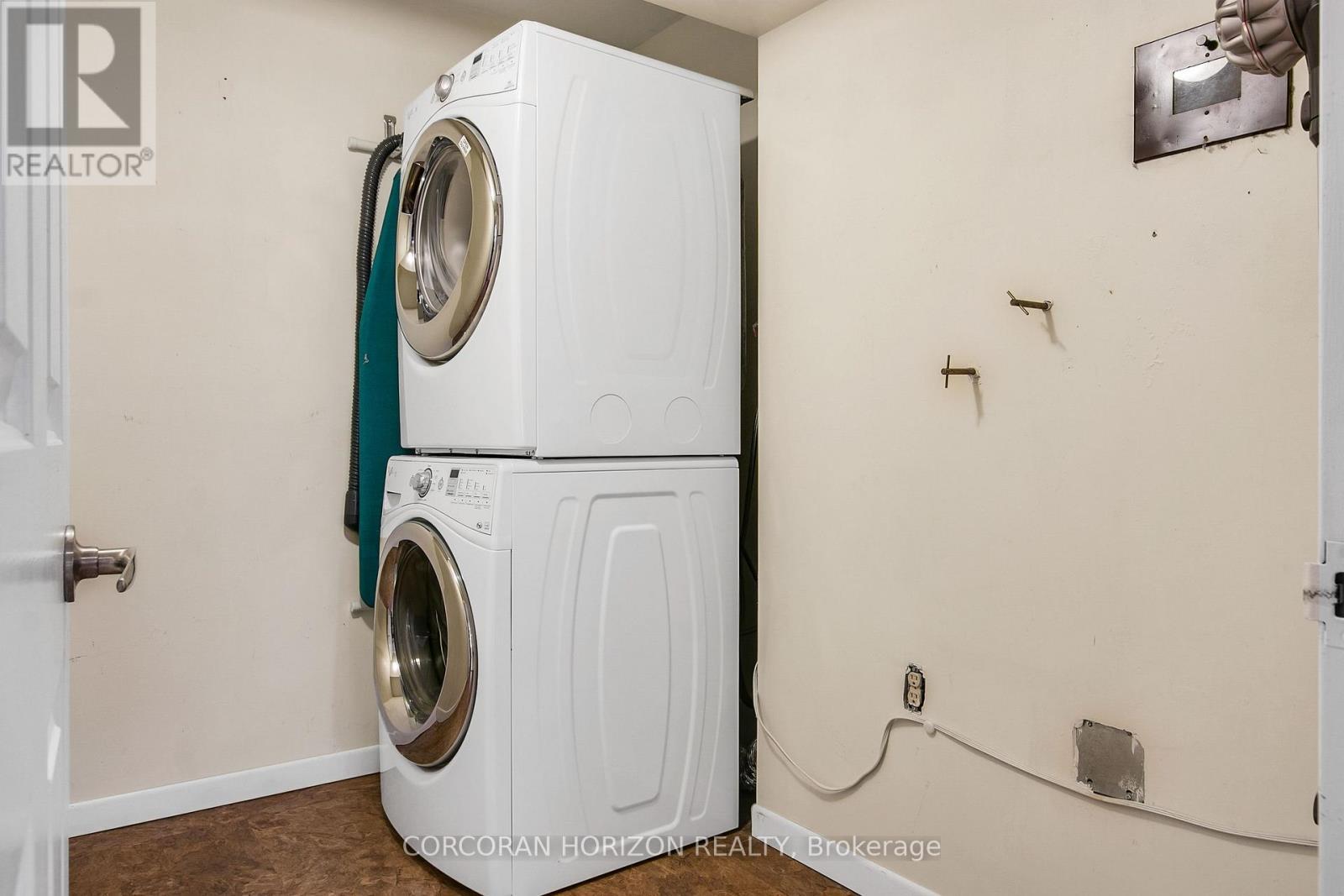 1001 - 5444 Yonge Street, Toronto, ON - Indoor Photo Showing Laundry Room