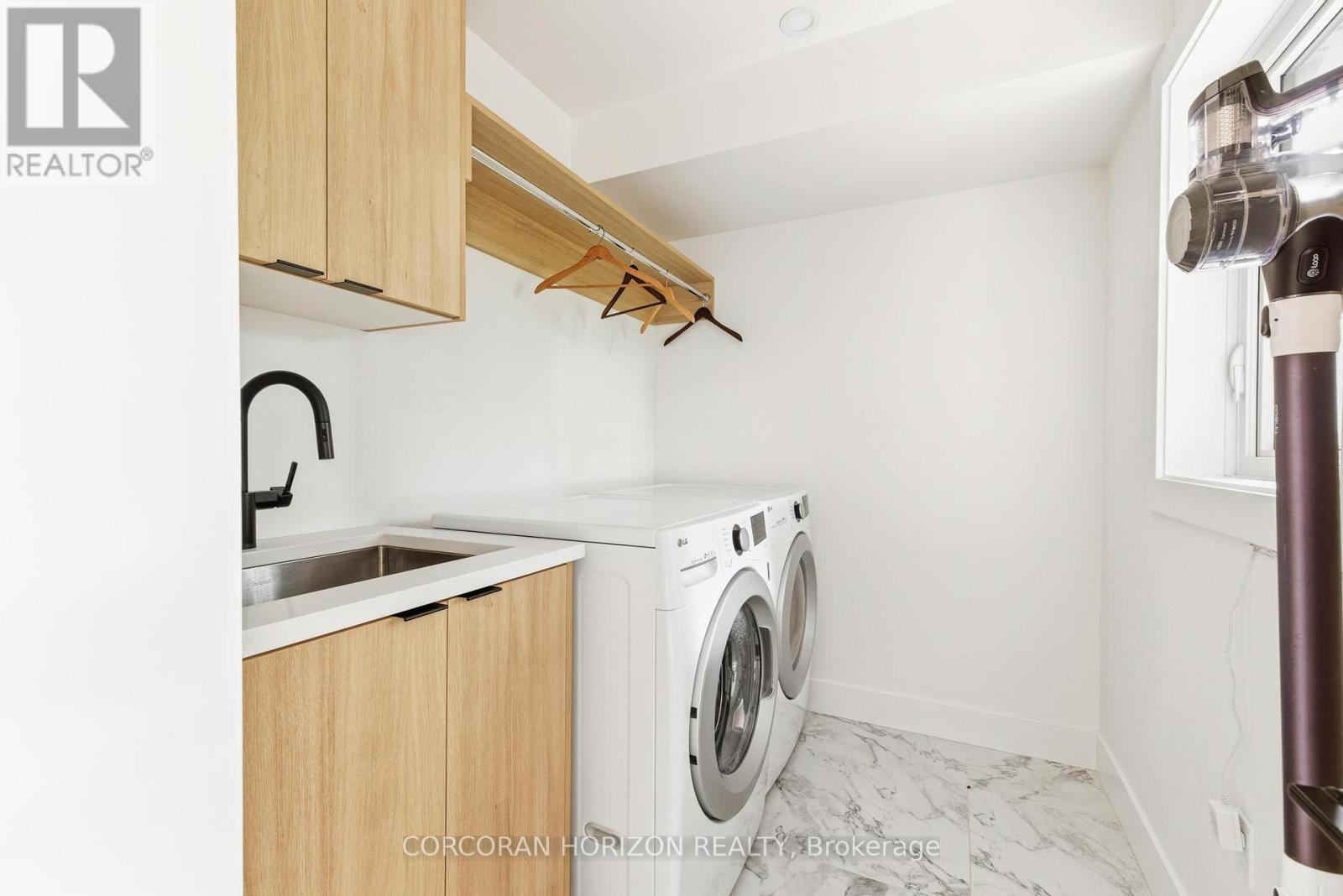 95 William Street W, Waterloo, ON - Indoor Photo Showing Laundry Room