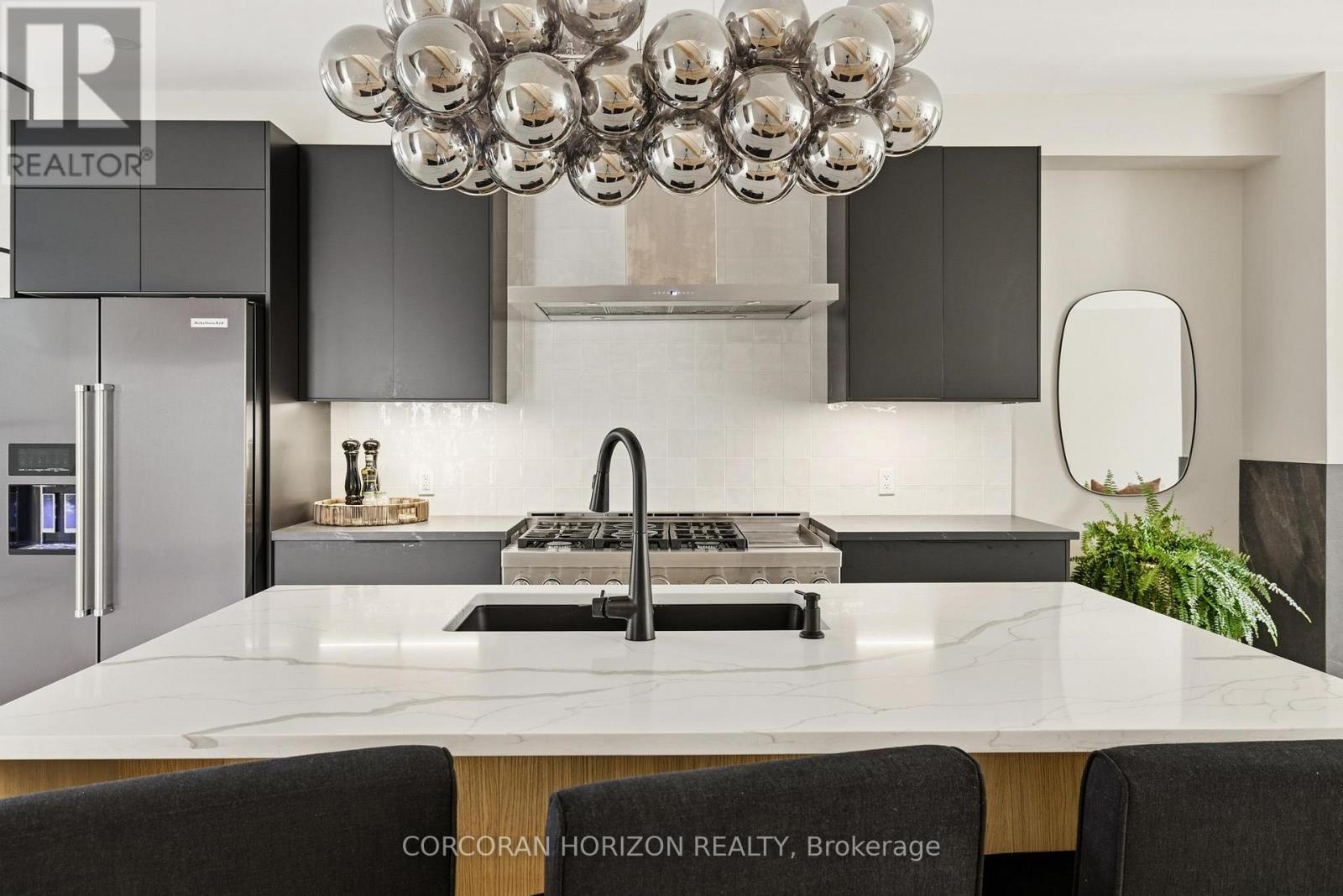 95 William Street W, Waterloo, ON - Indoor Photo Showing Kitchen With Upgraded Kitchen