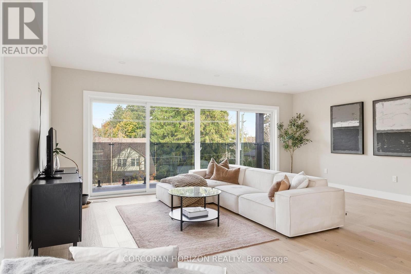 95 William Street W, Waterloo, ON - Indoor Photo Showing Living Room