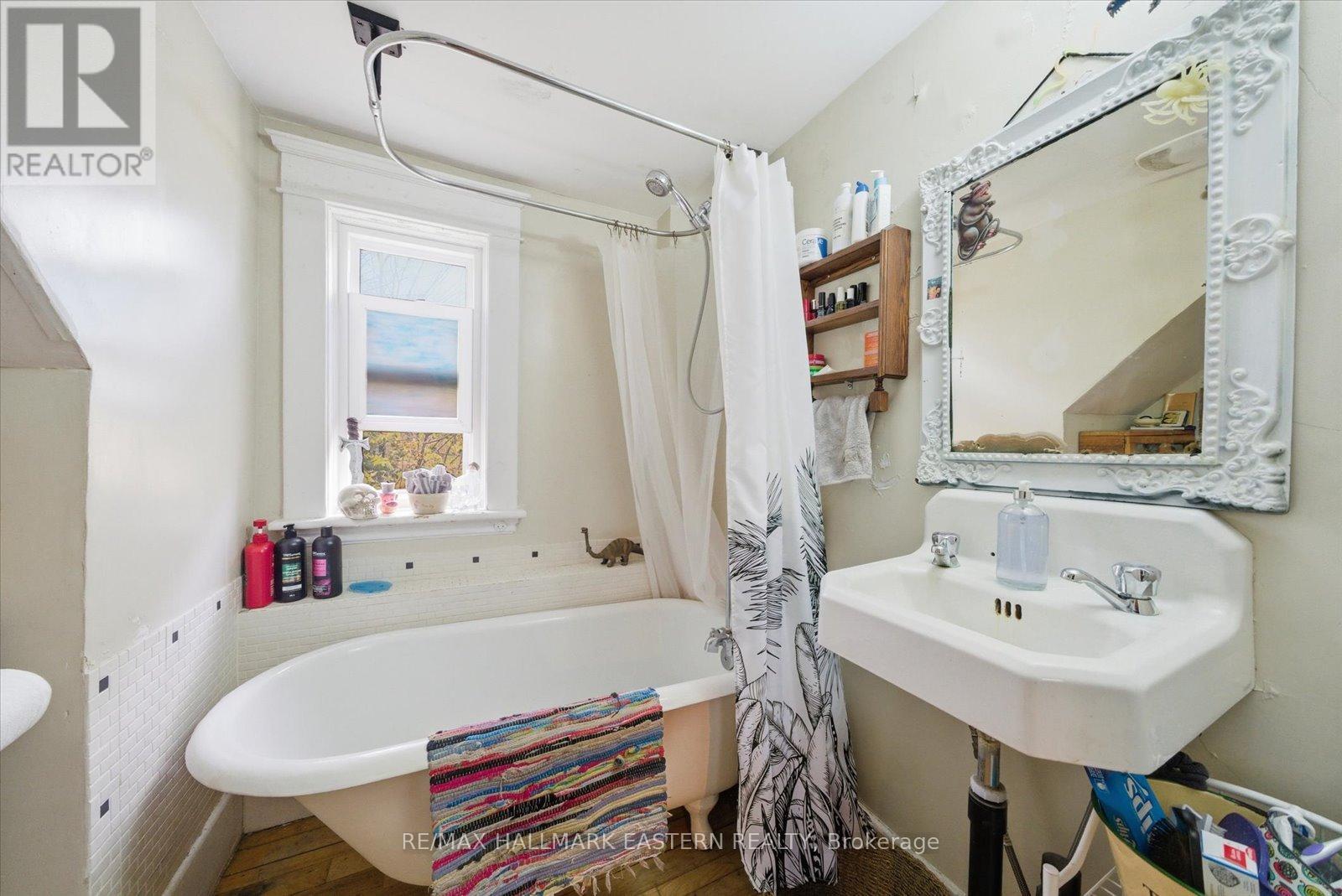 242 Dublin Street, Peterborough (Town Ward 3), ON - Indoor Photo Showing Bathroom