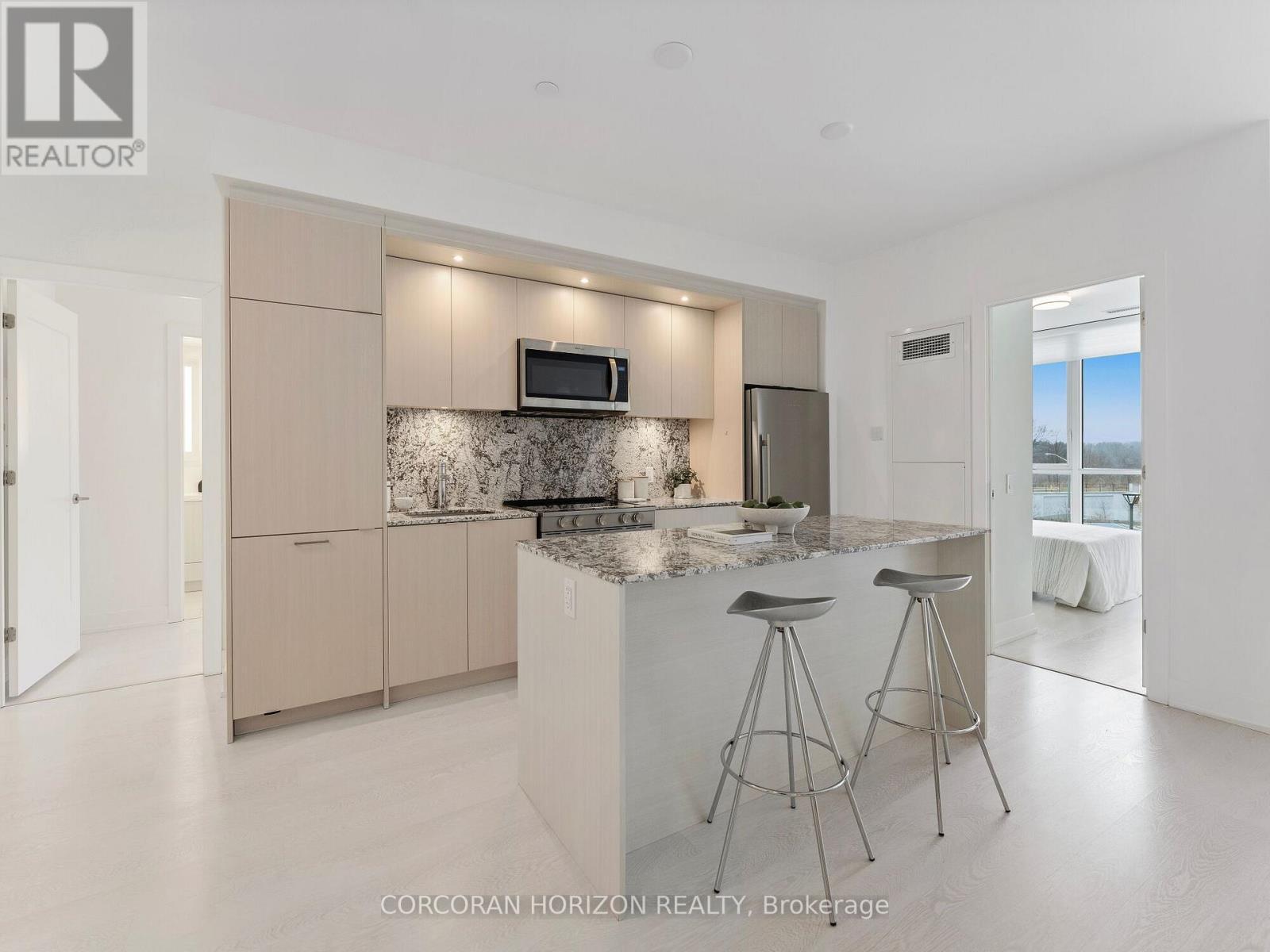 221 - 30 Inn On The Park Drive, Toronto, ON - Indoor Photo Showing Kitchen With Upgraded Kitchen