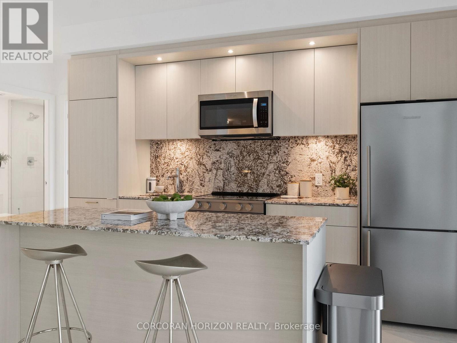 221 - 30 Inn On The Park Drive, Toronto, ON - Indoor Photo Showing Kitchen With Upgraded Kitchen