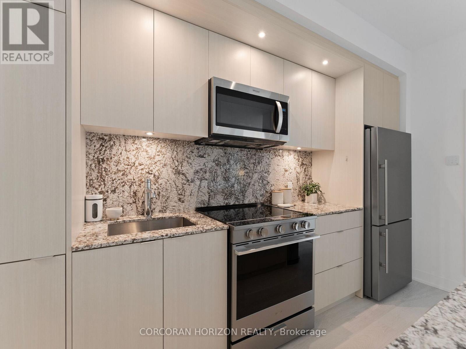 221 - 30 Inn On The Park Drive, Toronto, ON - Indoor Photo Showing Kitchen With Upgraded Kitchen