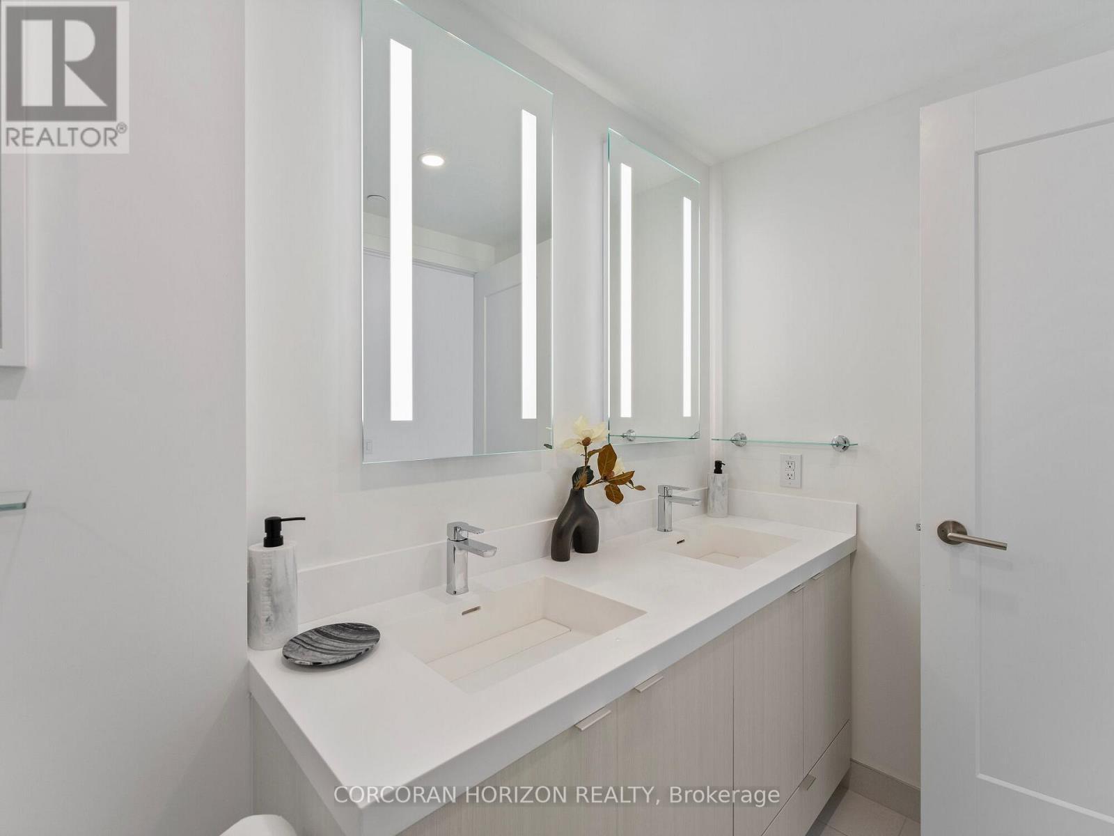 221 - 30 Inn On The Park Drive, Toronto, ON - Indoor Photo Showing Bathroom
