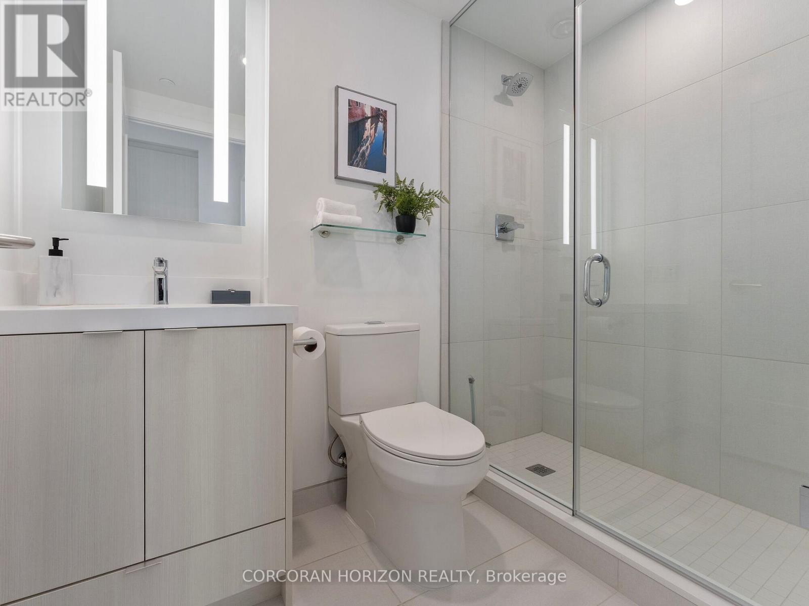 221 - 30 Inn On The Park Drive, Toronto, ON - Indoor Photo Showing Bathroom