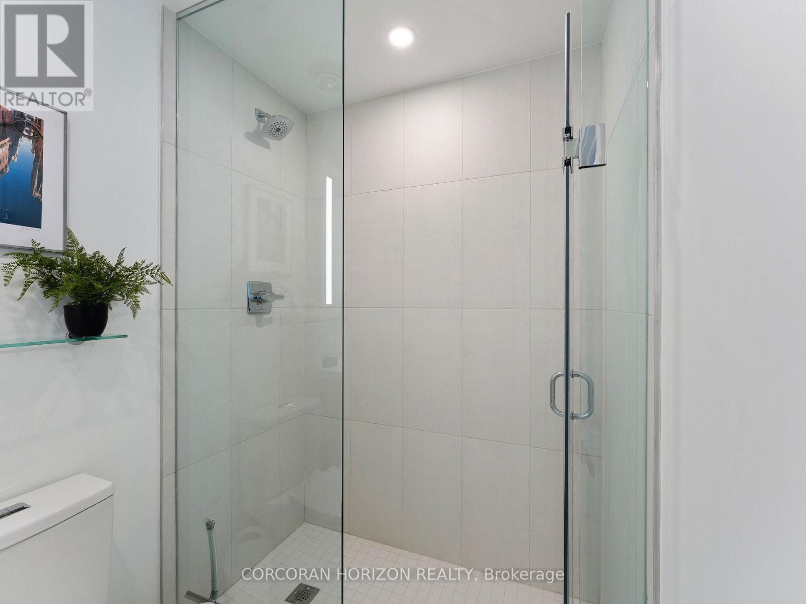 221 - 30 Inn On The Park Drive, Toronto, ON - Indoor Photo Showing Bathroom