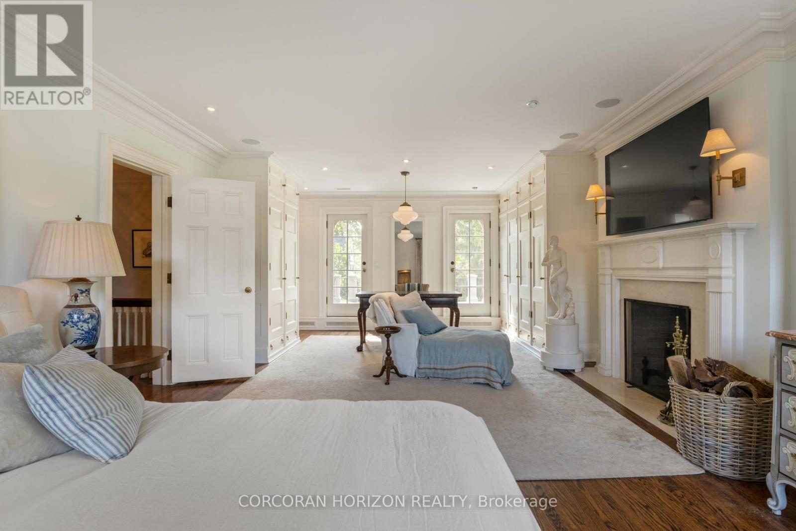 33 Salisbury Avenue, Cambridge, ON - Indoor Photo Showing Living Room With Fireplace