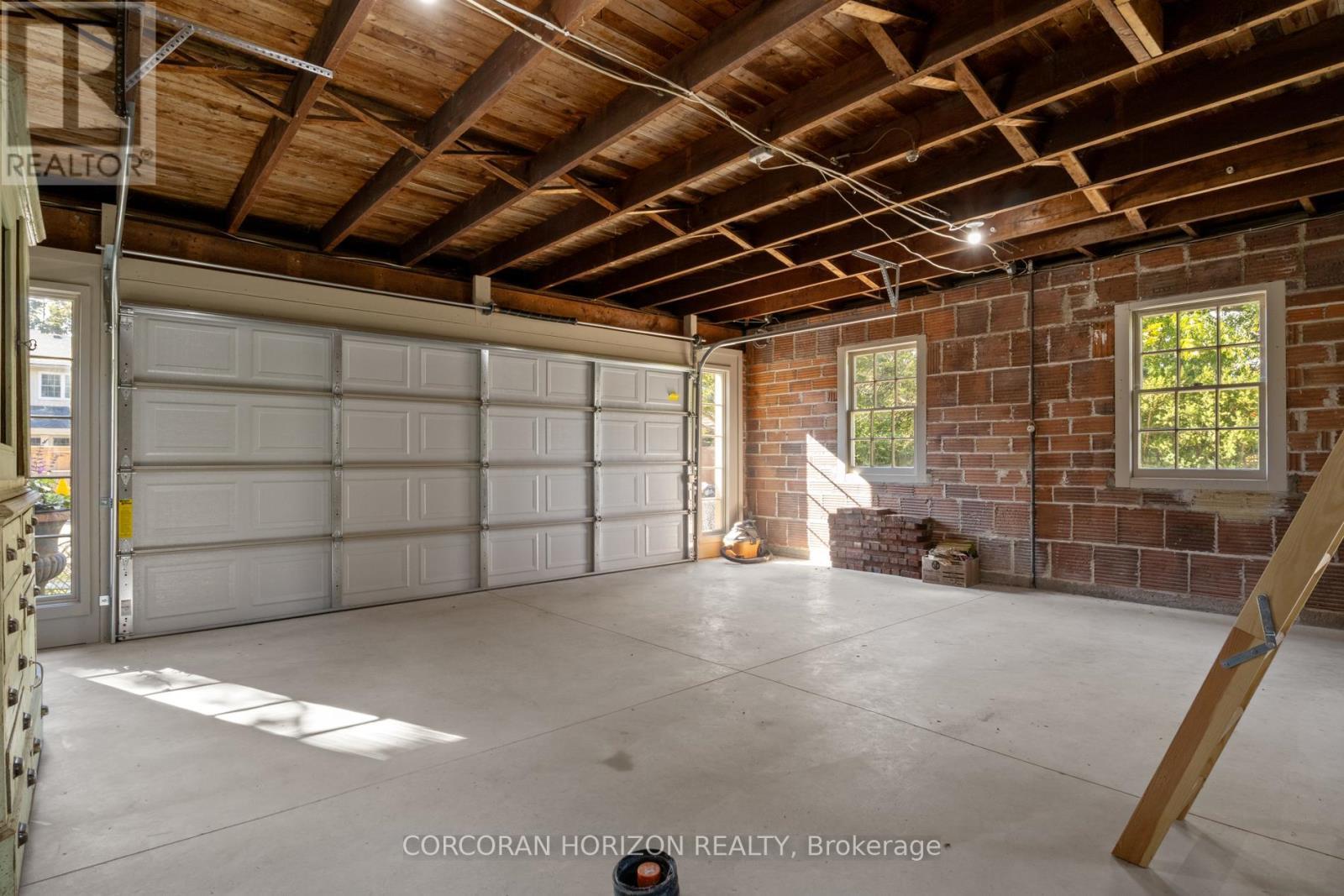 33 Salisbury Avenue, Cambridge, ON - Indoor Photo Showing Garage