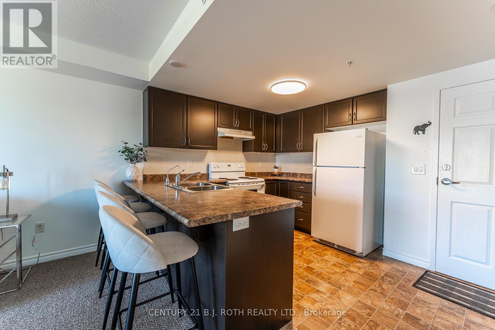 403 - 67 Kingsbury Square, Guelph, ON - Indoor Photo Showing Kitchen