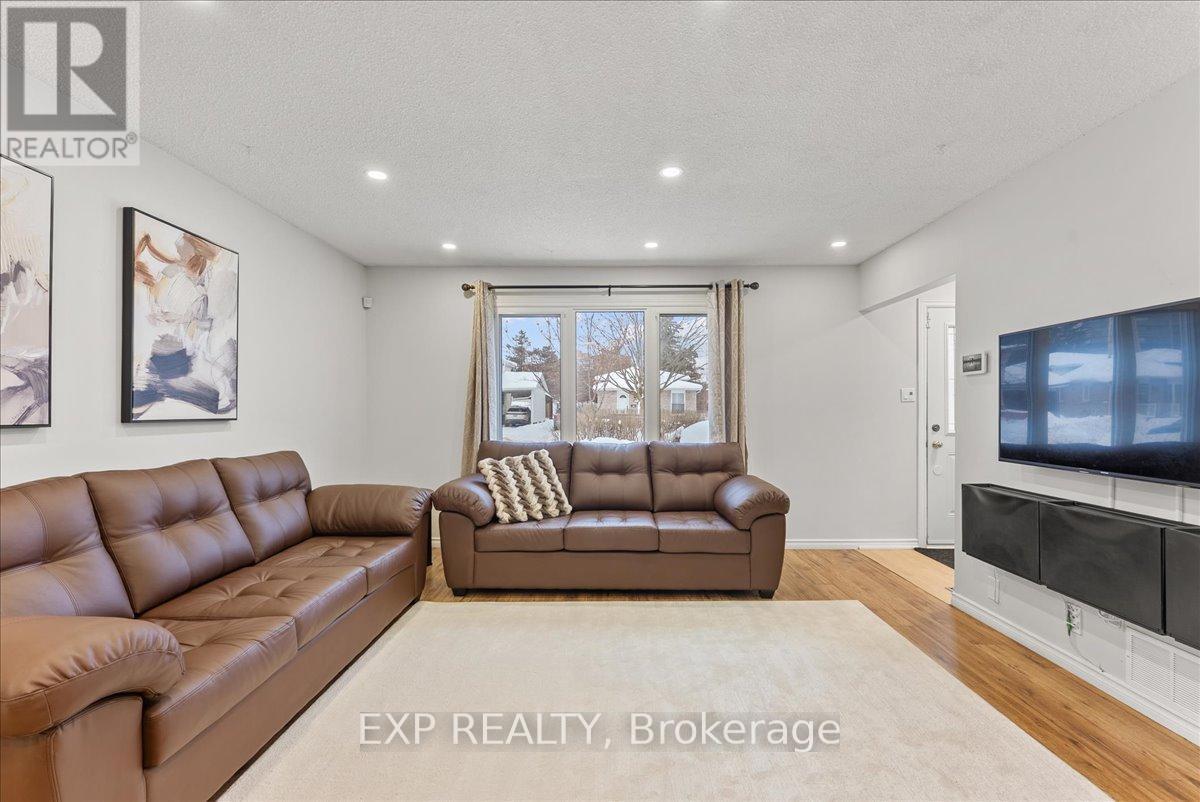 1165 Whitefield Drive, Peterborough (Otonabee Ward 1), ON - Indoor Photo Showing Living Room