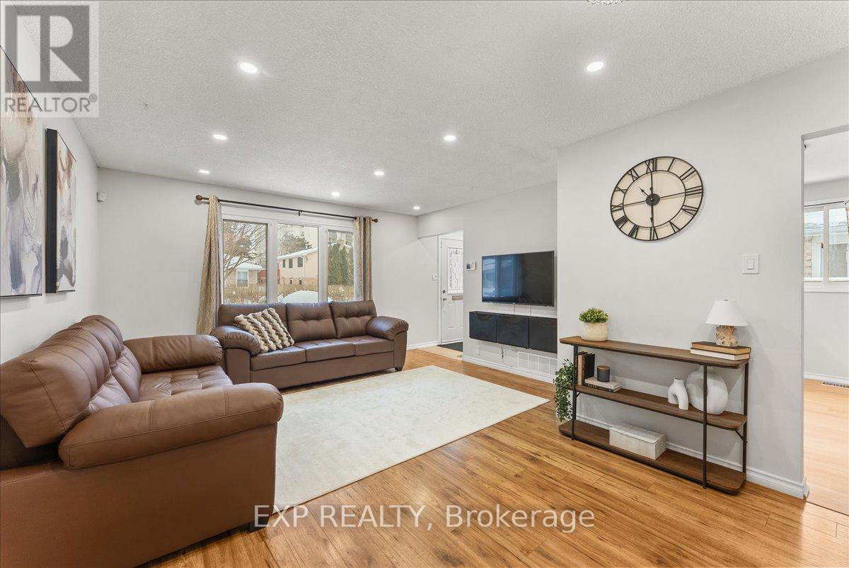 1165 Whitefield Drive, Peterborough (Otonabee Ward 1), ON - Indoor Photo Showing Living Room