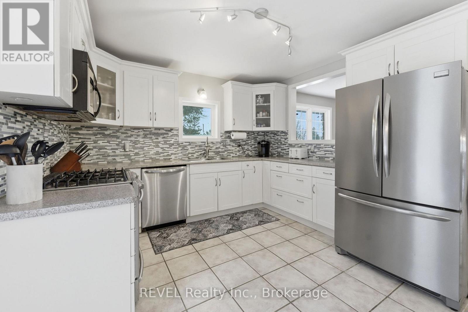 5 Barbara Avenue, Oro-Medonte, ON - Indoor Photo Showing Kitchen With Upgraded Kitchen