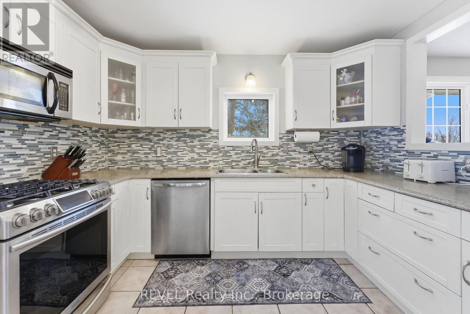 5 Barbara Avenue, Oro-Medonte, ON - Indoor Photo Showing Kitchen With Double Sink With Upgraded Kitchen