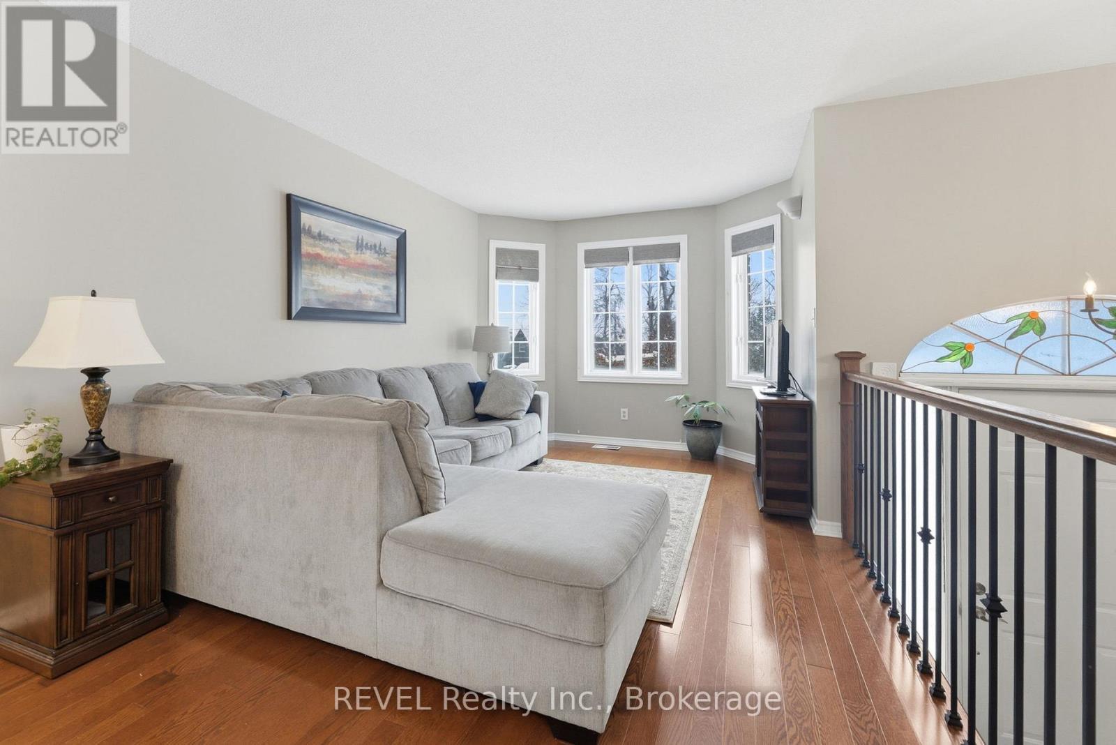 5 Barbara Avenue, Oro-Medonte, ON - Indoor Photo Showing Living Room