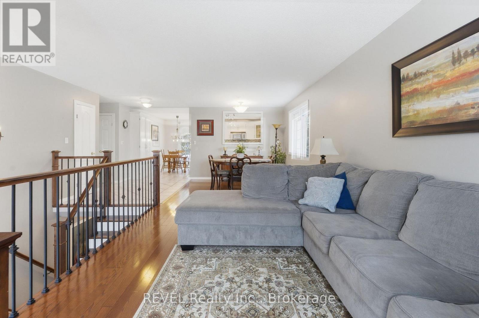 5 Barbara Avenue, Oro-Medonte, ON - Indoor Photo Showing Living Room