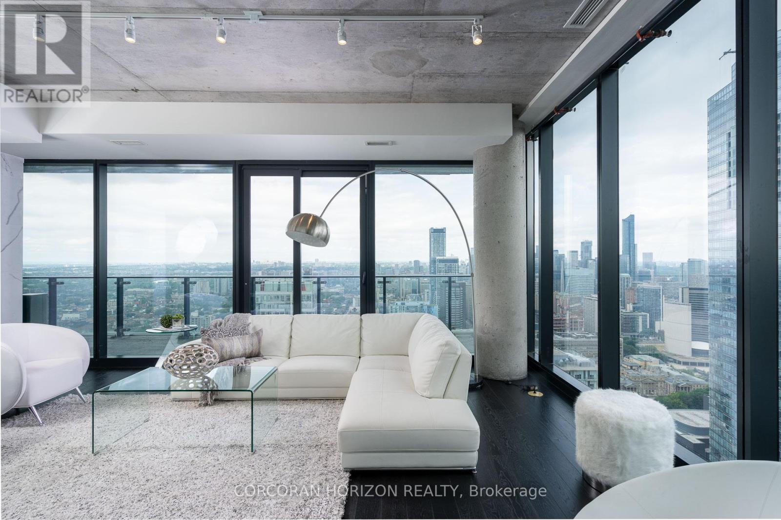 4601 - 224 King Street W, Toronto, ON - Indoor Photo Showing Living Room