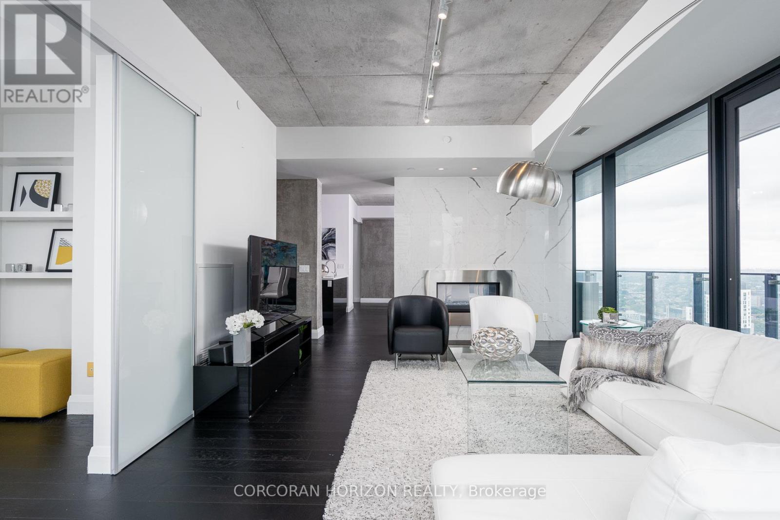 4601 - 224 King Street W, Toronto, ON - Indoor