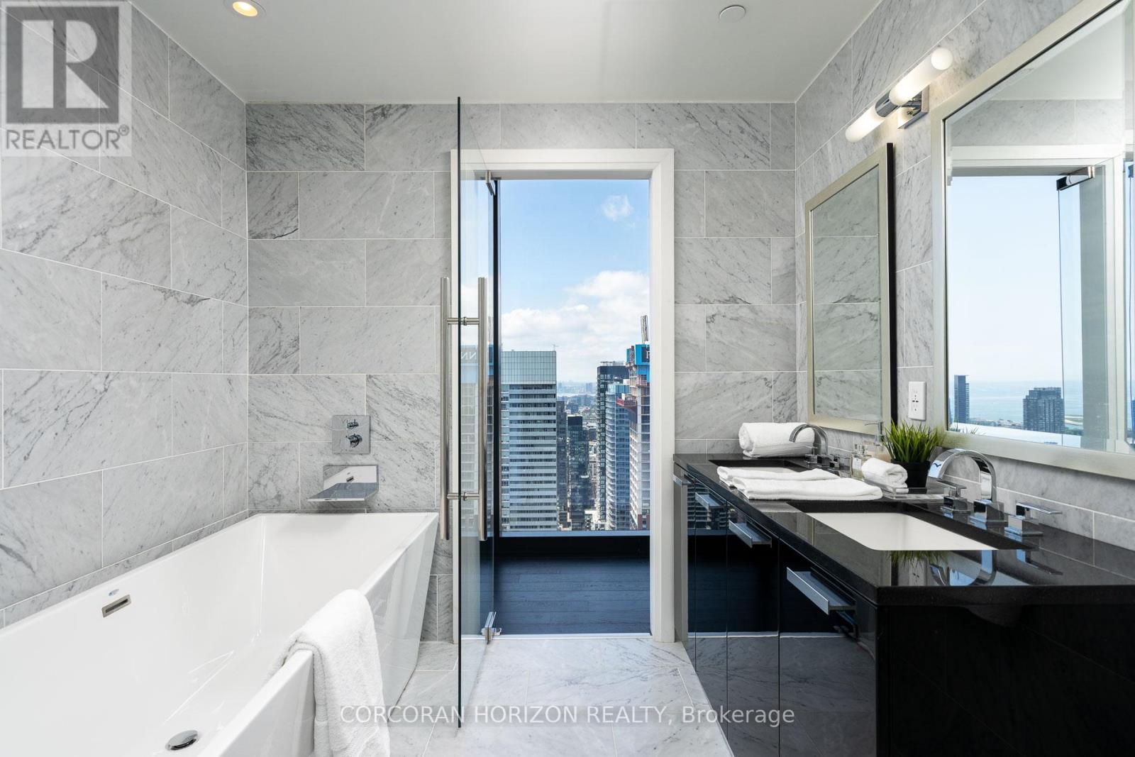 4601 - 224 King Street W, Toronto, ON - Indoor Photo Showing Bathroom