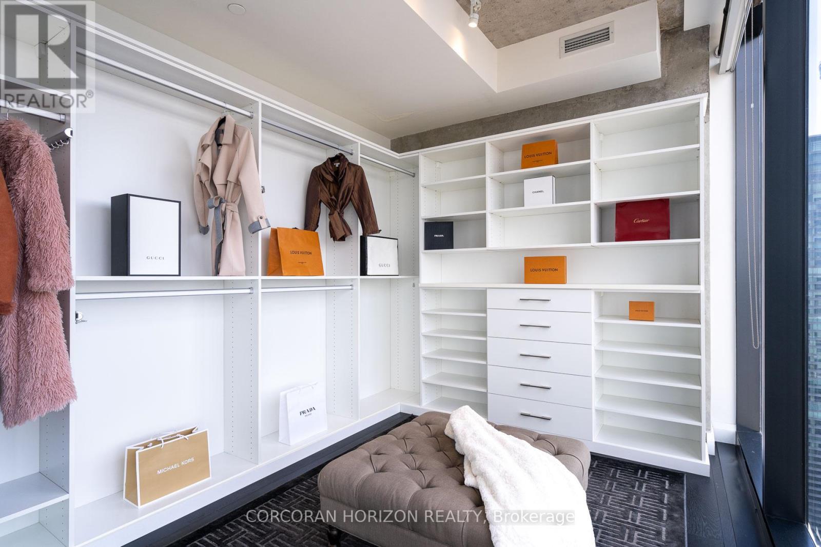 4601 - 224 King Street W, Toronto, ON - Indoor