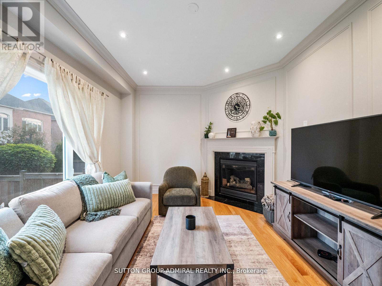 192 Chayna Crescent, Vaughan, ON - Indoor Photo Showing Living Room With Fireplace
