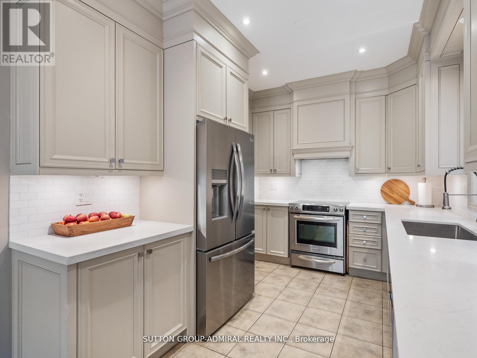 192 Chayna Crescent, Vaughan, ON - Indoor Photo Showing Kitchen With Upgraded Kitchen