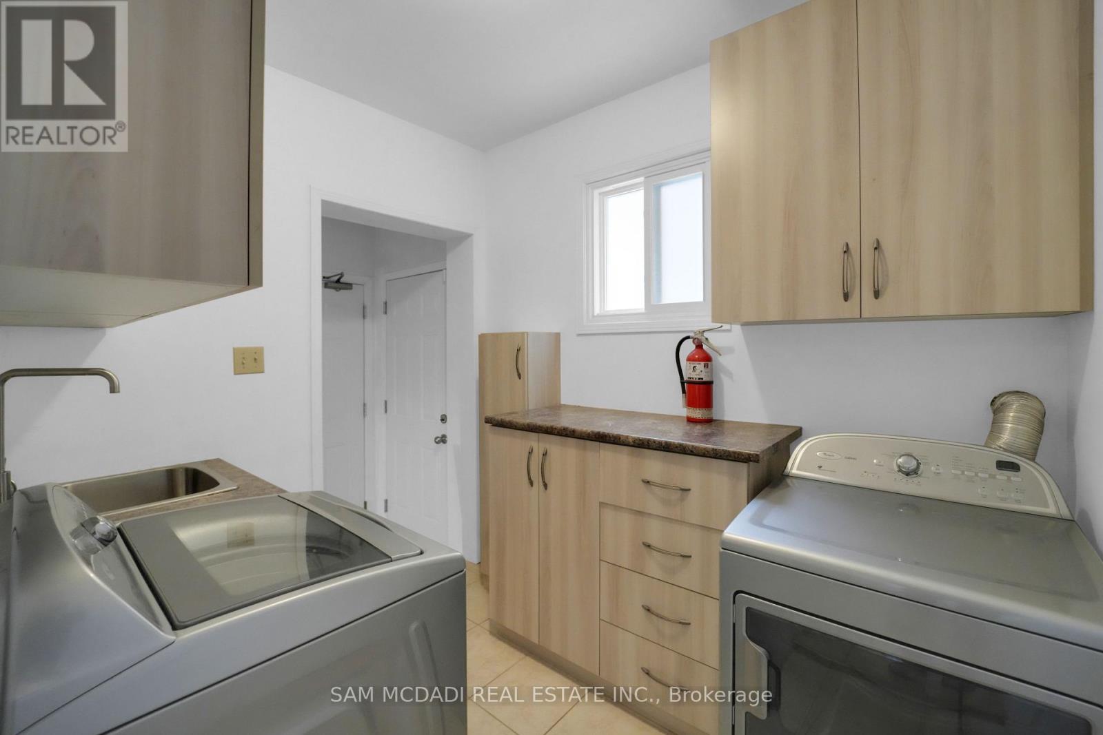 5275 Thornwood Drive, Mississauga, ON - Indoor Photo Showing Laundry Room