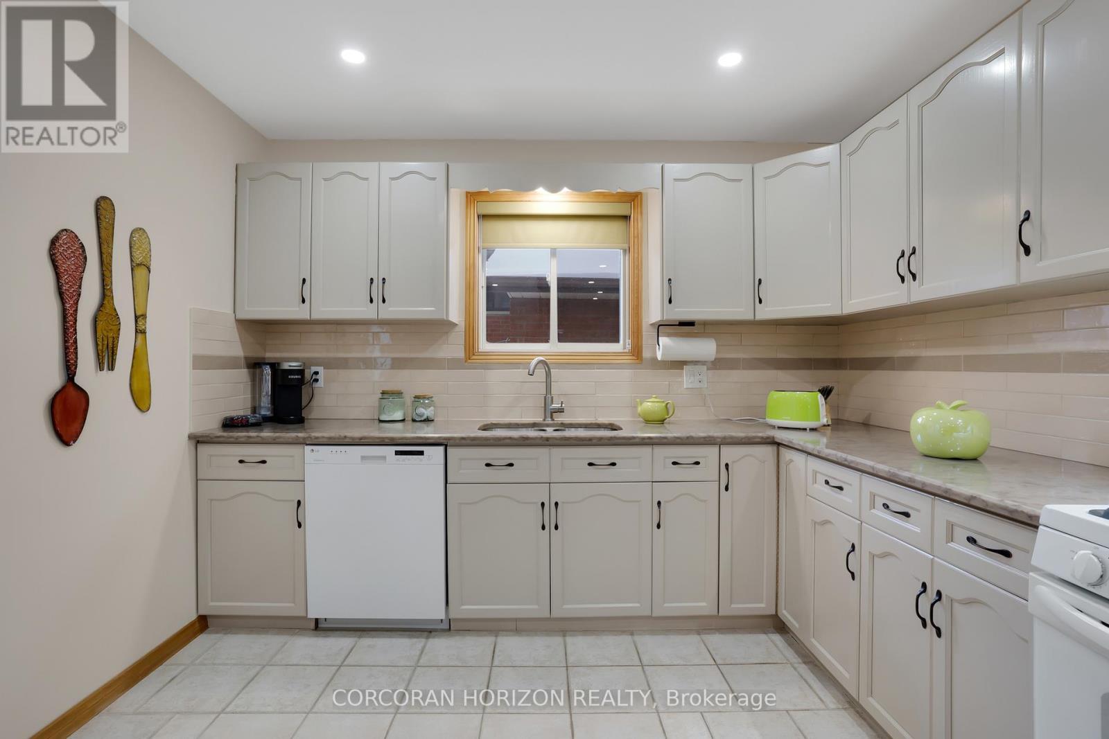 35 Southview Crescent, Cambridge, ON - Indoor Photo Showing Kitchen With Double Sink