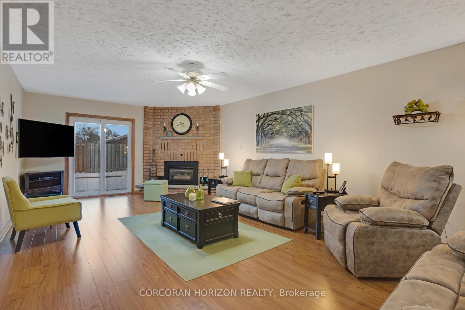 35 Southview Crescent, Cambridge, ON - Indoor Photo Showing Living Room With Fireplace