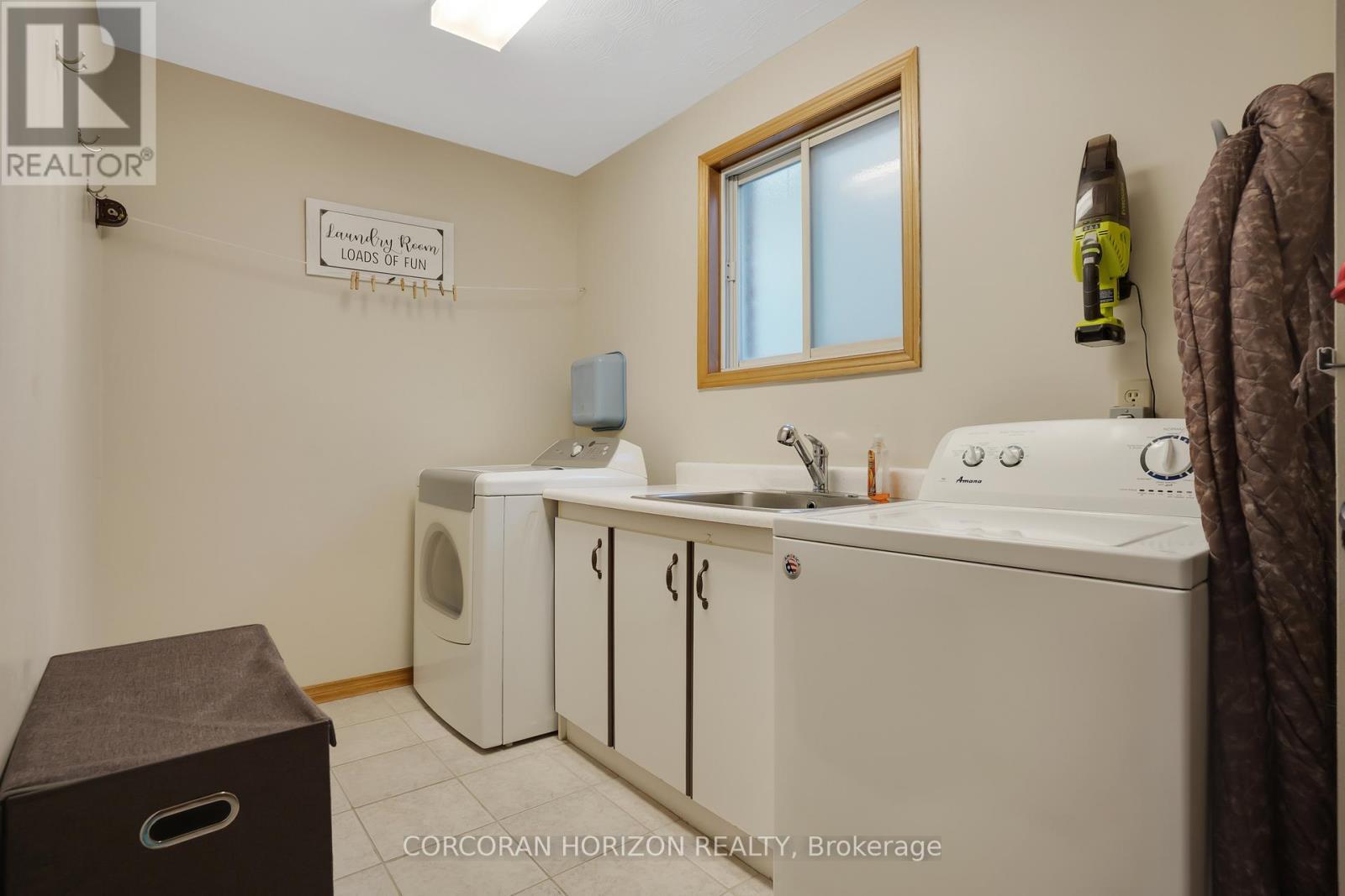 35 Southview Crescent, Cambridge, ON - Indoor Photo Showing Laundry Room