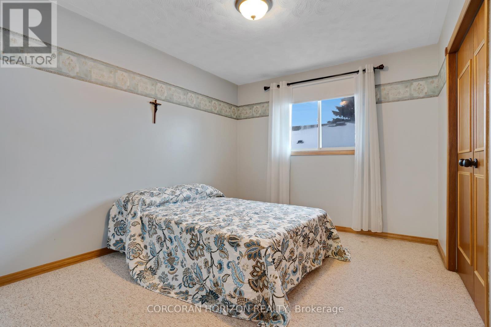 35 Southview Crescent, Cambridge, ON - Indoor Photo Showing Bedroom