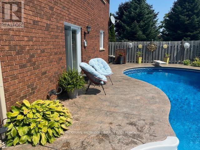 35 Southview Crescent, Cambridge, ON - Outdoor With In Ground Pool