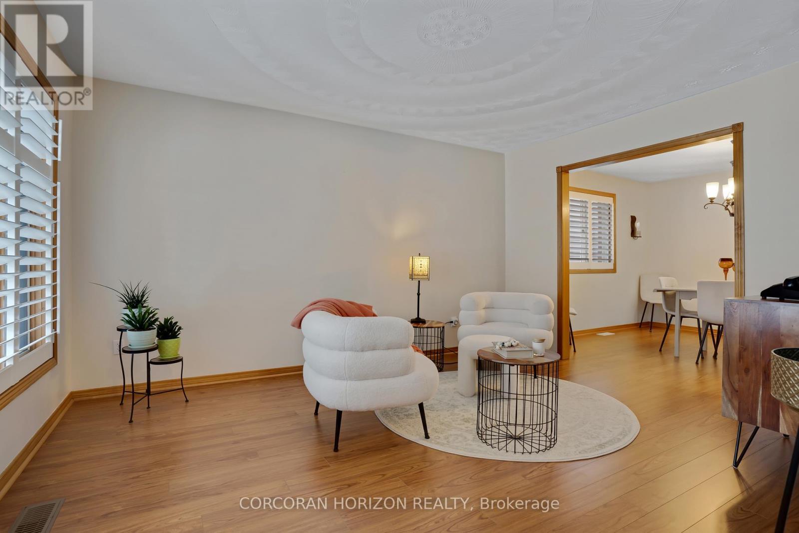 35 Southview Crescent, Cambridge, ON - Indoor Photo Showing Living Room