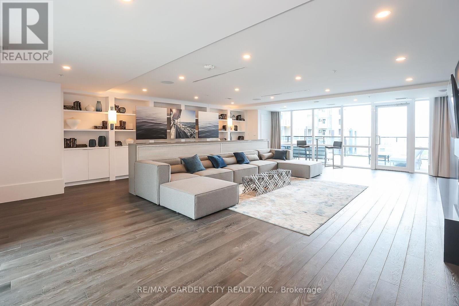 431 - 16 Concord Place, Grimsby, ON - Indoor Photo Showing Living Room