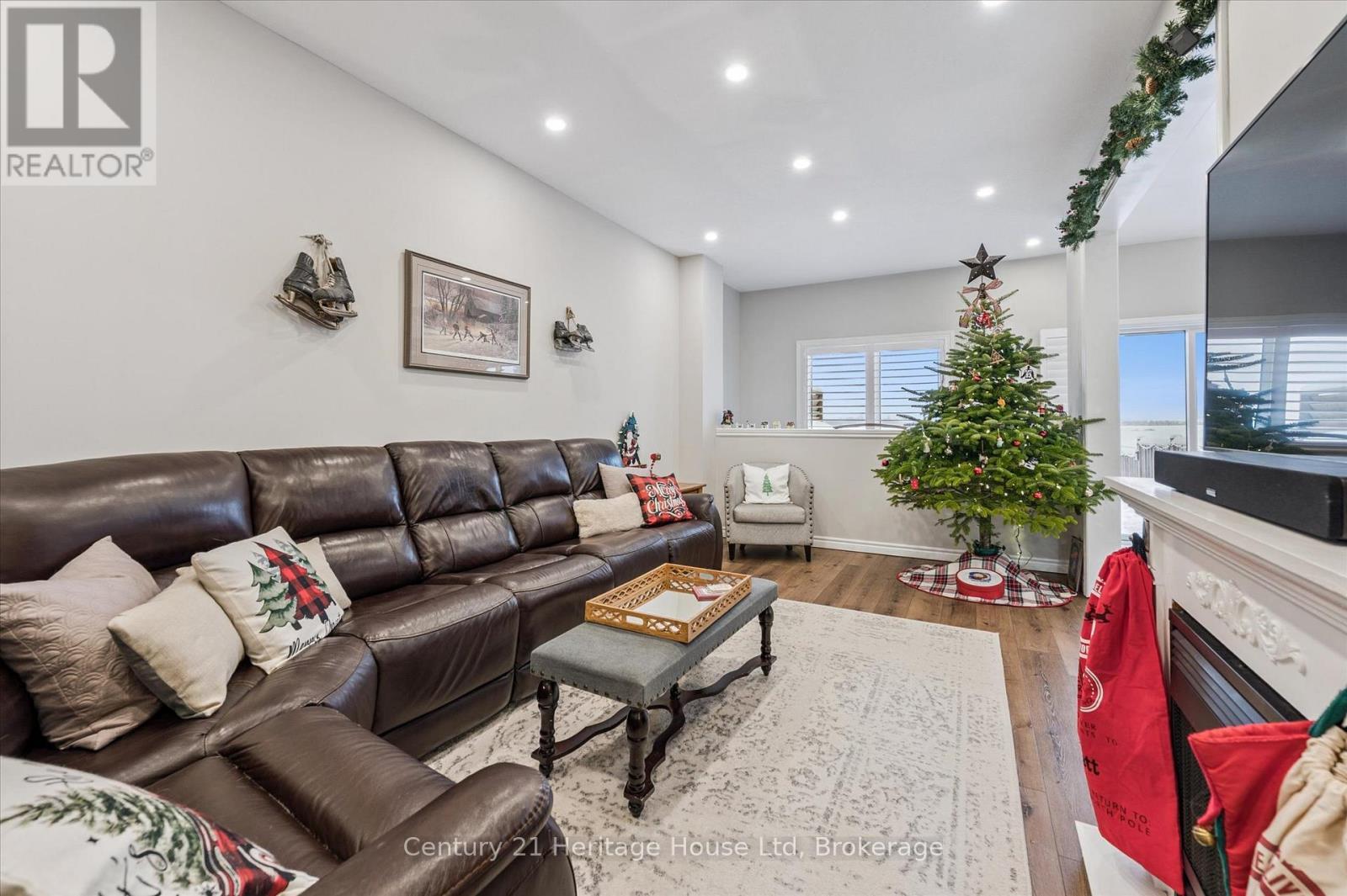 73 Courtney Street, Centre Wellington (Fergus), ON - Indoor Photo Showing Living Room