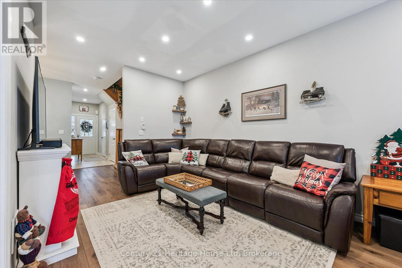 73 Courtney Street, Centre Wellington (Fergus), ON - Indoor Photo Showing Living Room