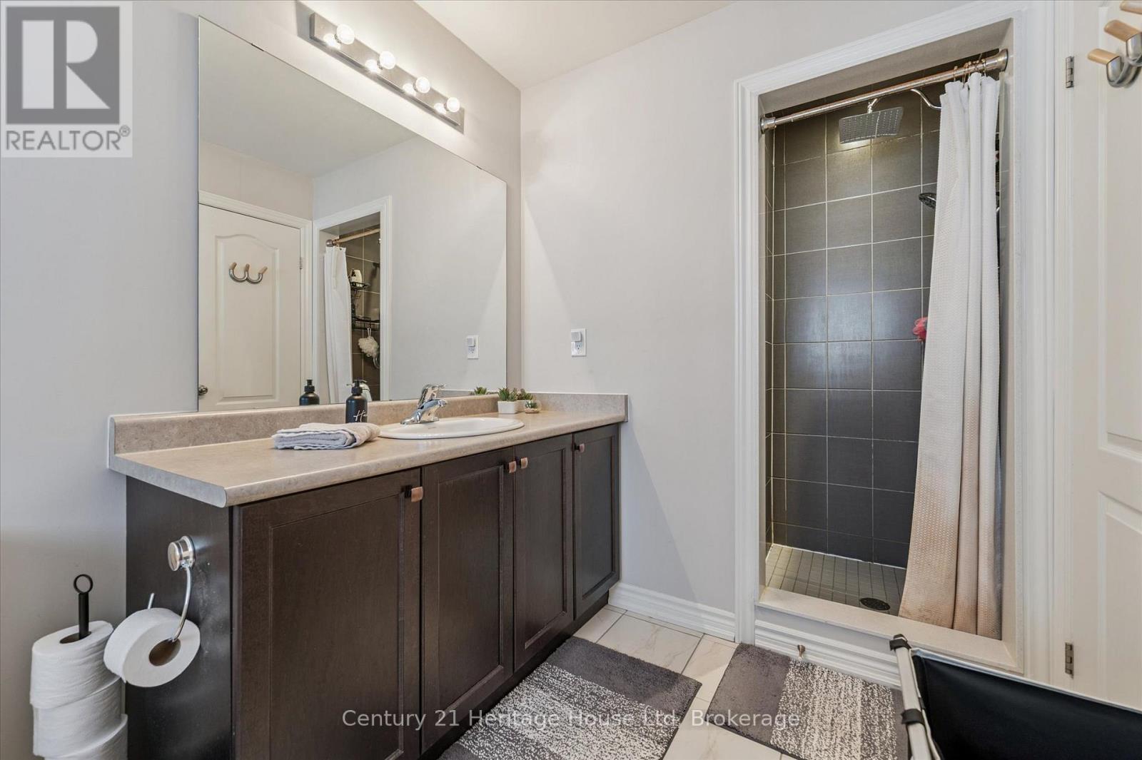 73 Courtney Street, Centre Wellington (Fergus), ON - Indoor Photo Showing Bathroom