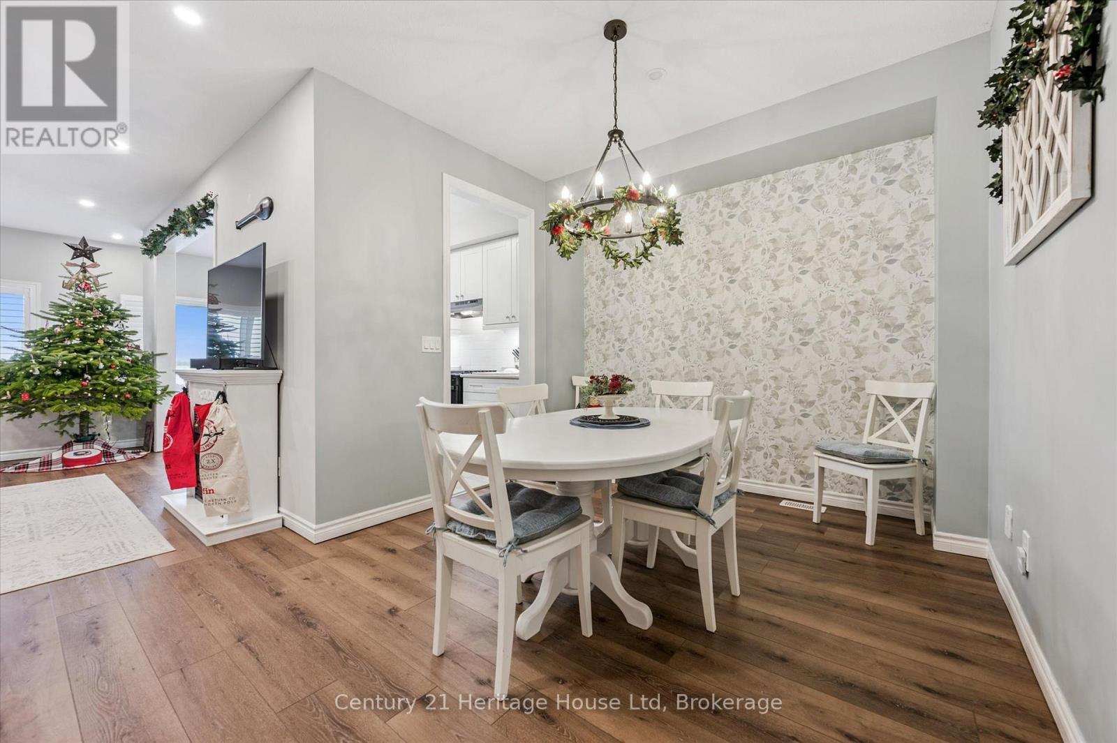 73 Courtney Street, Centre Wellington (Fergus), ON - Indoor Photo Showing Dining Room