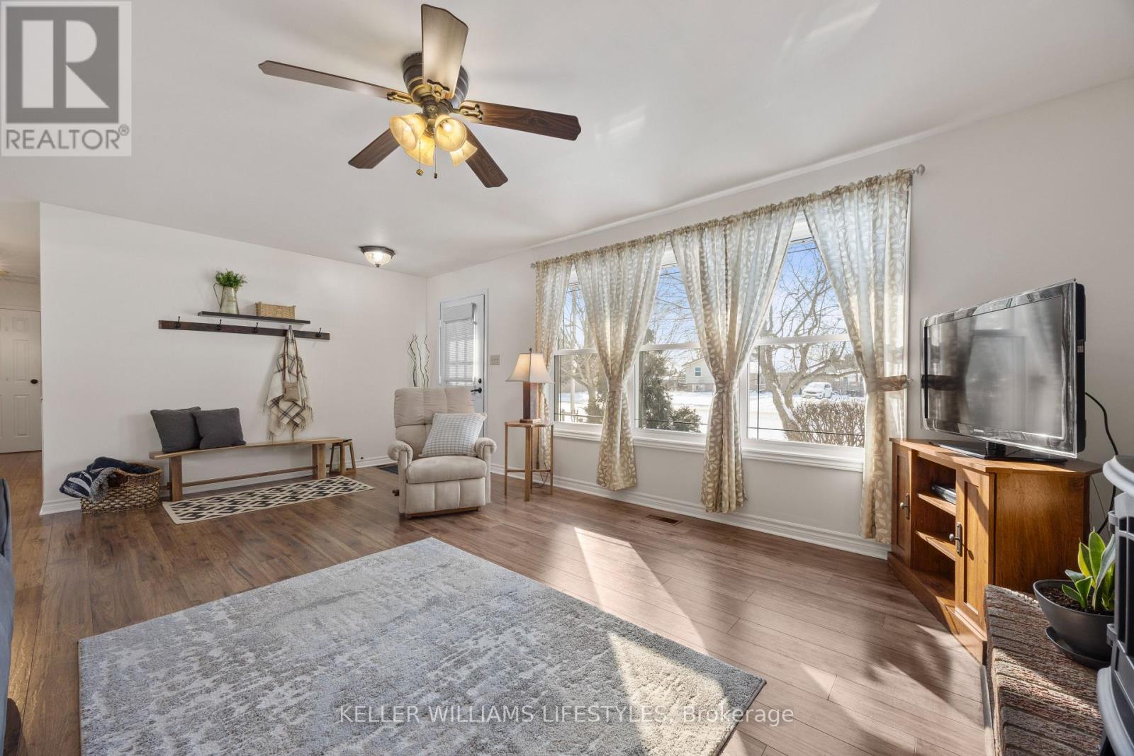 8 East Williams Street, North Middlesex (Nairn), ON - Indoor Photo Showing Living Room