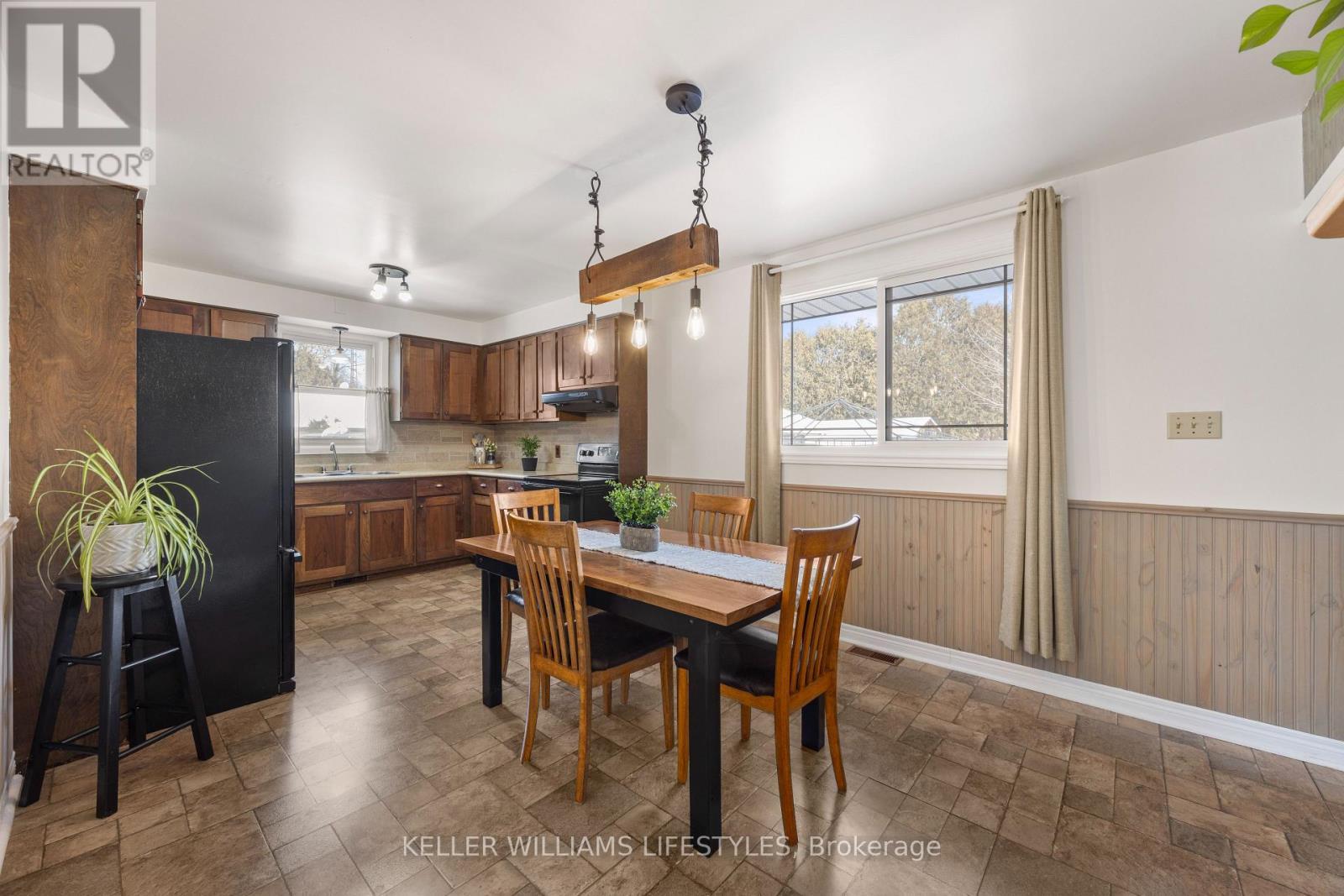 8 East Williams Street, North Middlesex (Nairn), ON - Indoor Photo Showing Dining Room