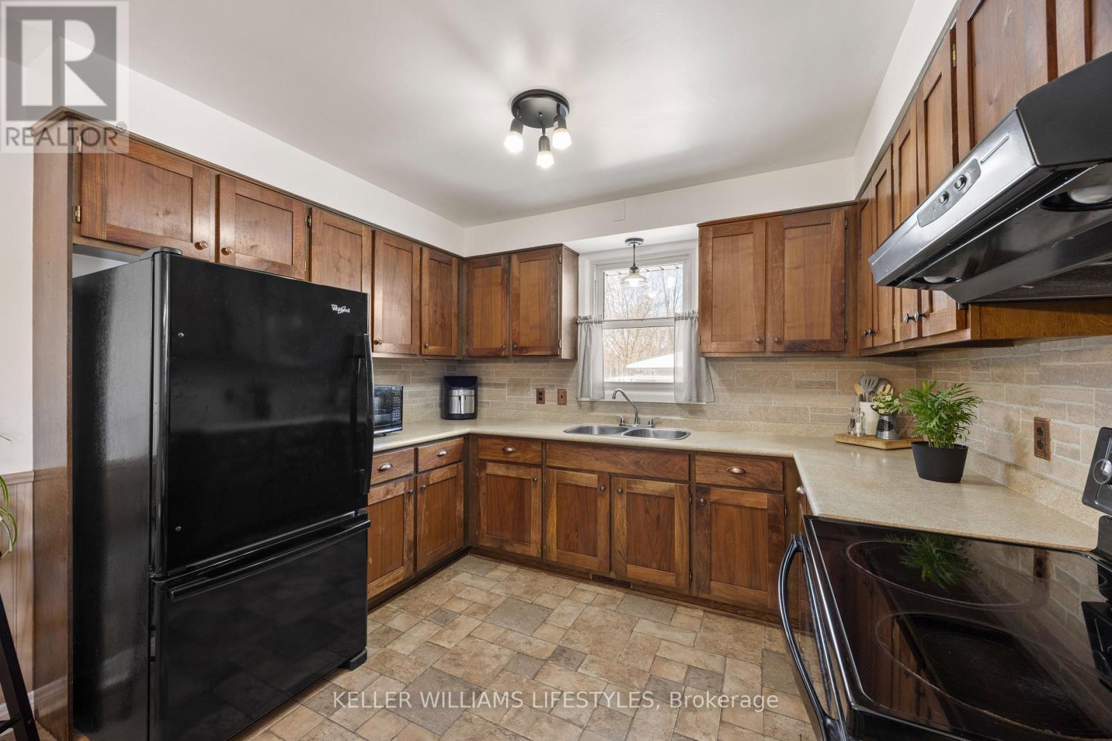 8 East Williams Street, North Middlesex (Nairn), ON - Indoor Photo Showing Kitchen With Double Sink